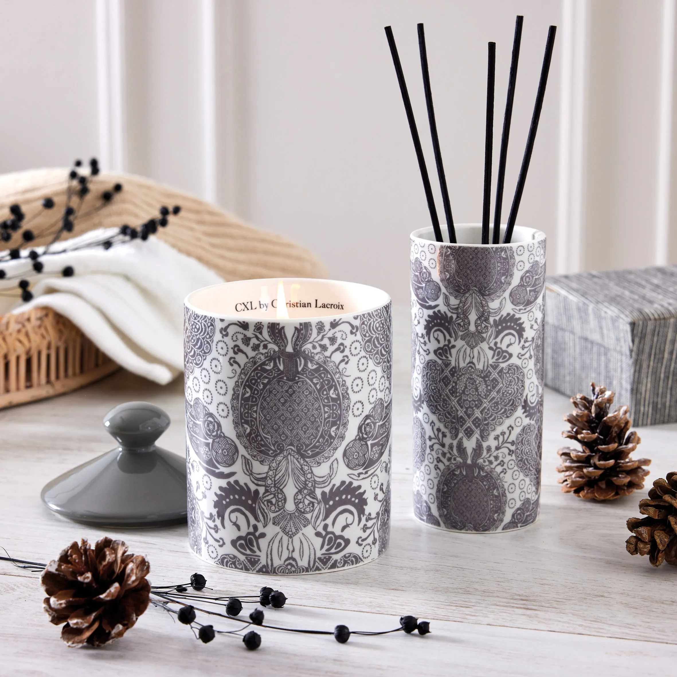 Bougie parfumée en pot de porcelaine - Arles Gris - Cèdre blanc - durée de combustion 65h - 315 g